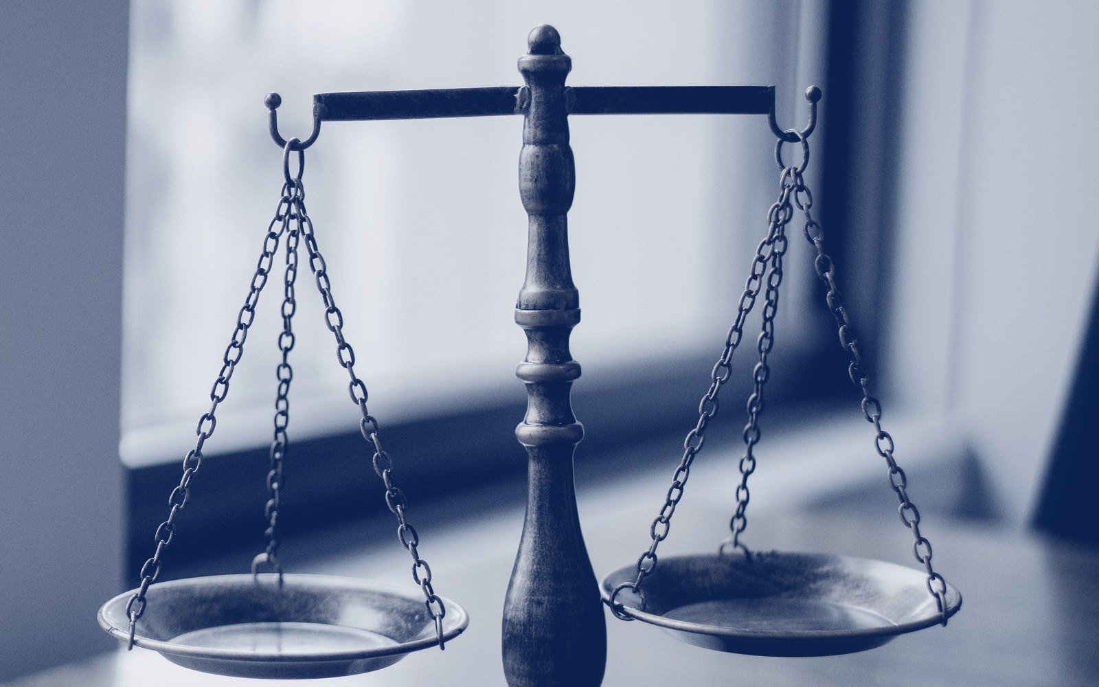 Balanza de la justicia en una oficina con luz natural