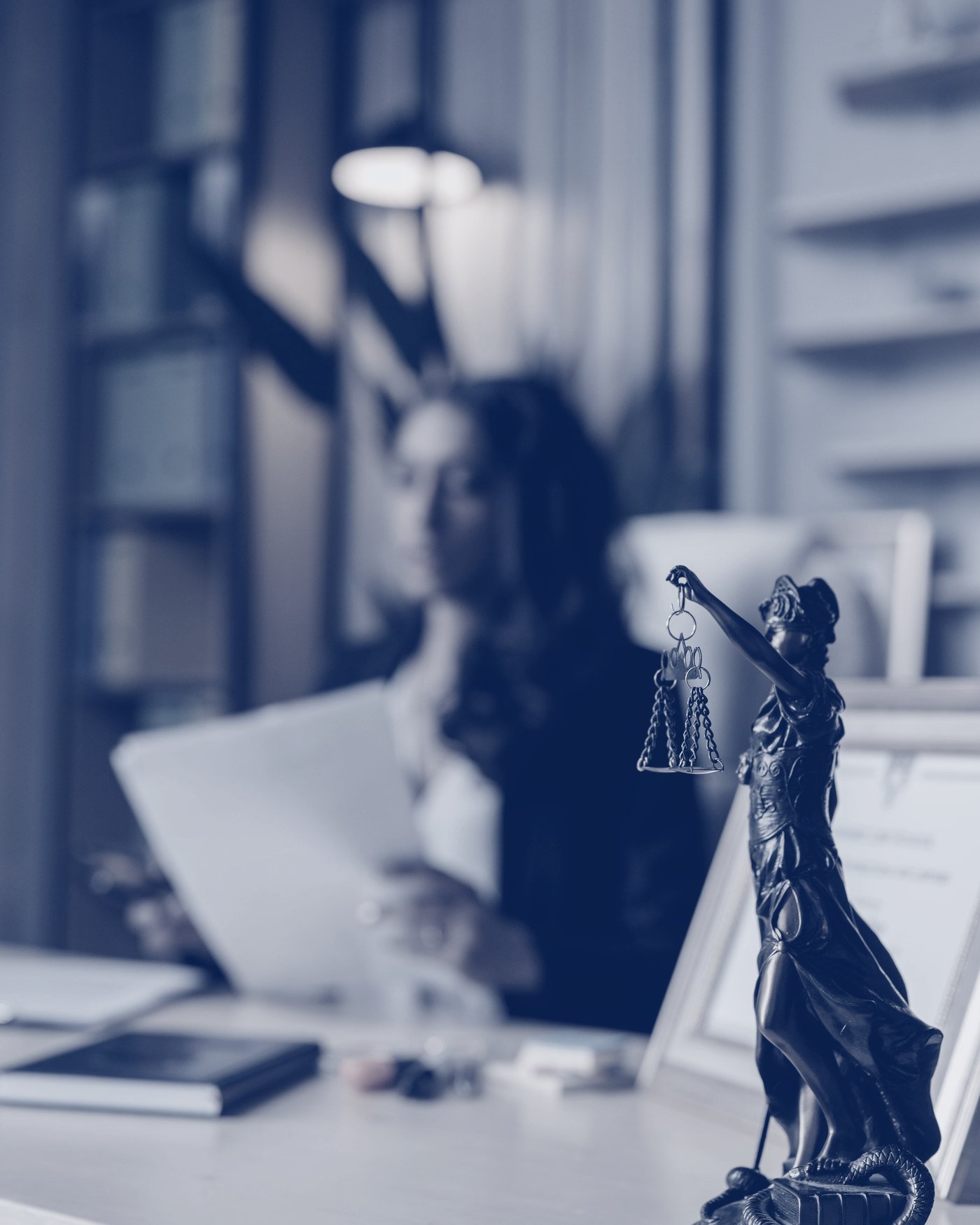 Estatua de la justicia sobre un escritorio en un despacho jurídico