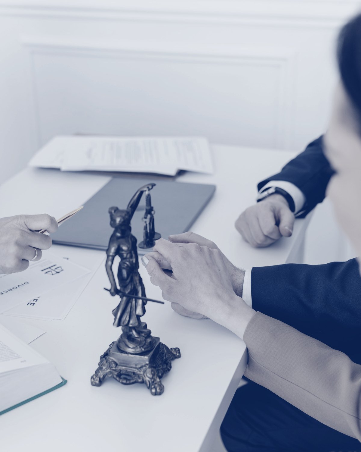 Asesoría legal en curso: dos personas revisando documentos sobre una mesa
